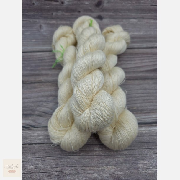 Silky singles 600 m Ufarvet Hvid